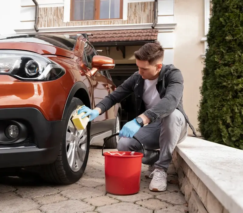 Lavage auto à domicile Espondeilhan : professionnel intervenant sur un véhicule